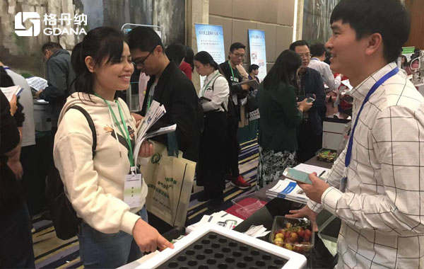 格丹納工程師現(xiàn)場與用戶、專業(yè)人士進行交流